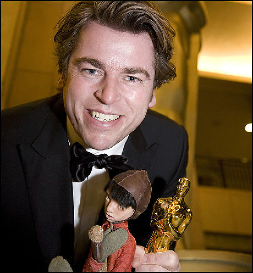 STOLT: Lars Hellebust poserer med Oscar-trofeet og «Peter». Foto: - 1799124