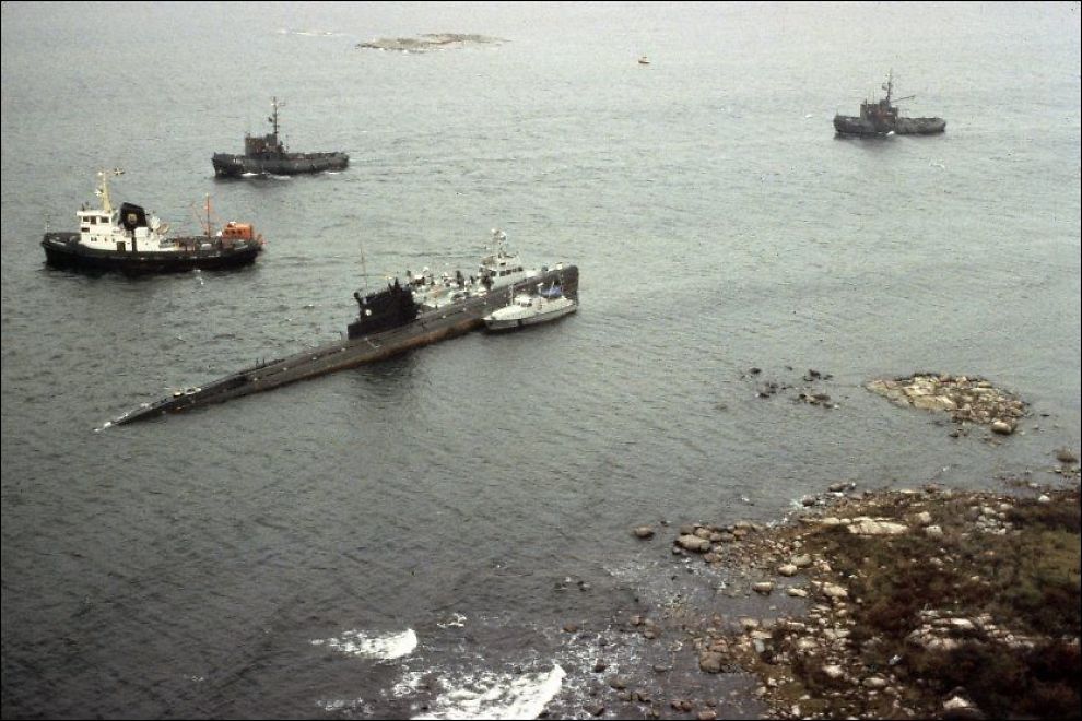 GIKK PÅ GRUNN: Skip fra den svenske marinen holder vakt ved den russiske ubåten U-137 som gikk på grunn ved innlpet til Gåsefjärden utenfor Landskrona i 1981. Foto: Scanpix