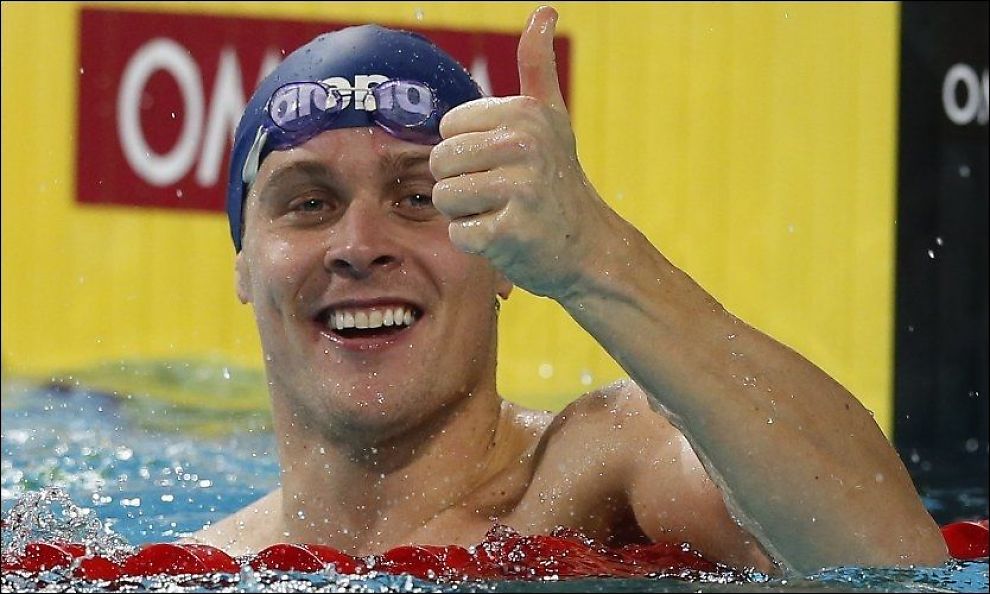 TOMMEL OPP: Aleksander Hetland feirer VM-gullet på 50 meter bryst i Istanbul søndag - 1380788