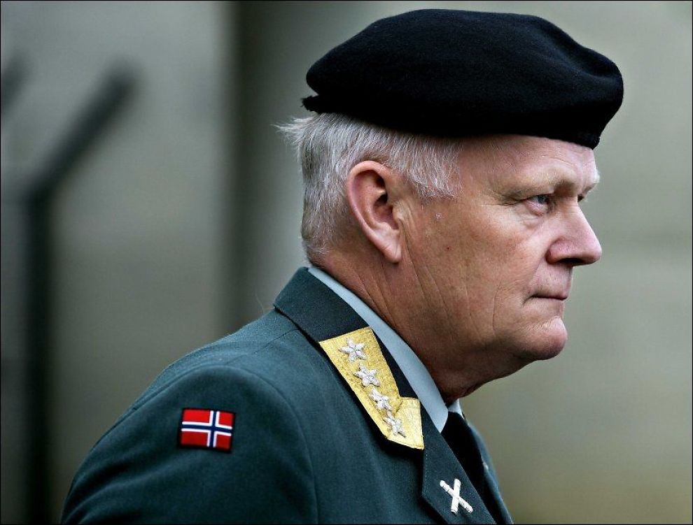 STÅR PÅ SITT: Forsvarssjef Harald Sunde får igjen kritikk for nedleggelsen av Heimevernets 016- - 1348781