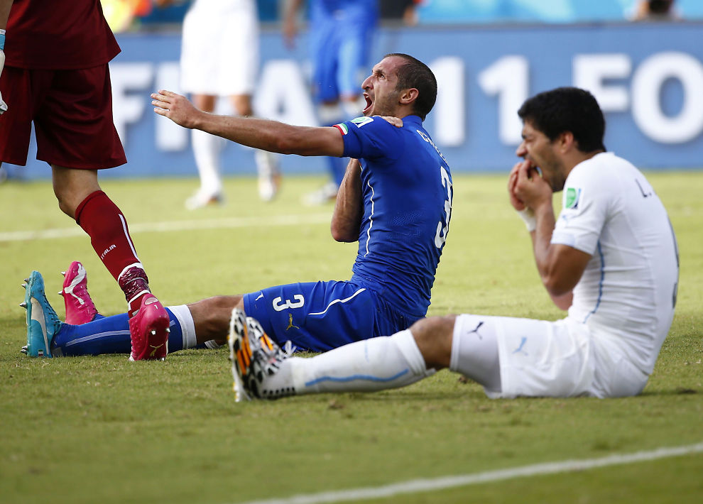 Uruguay_s_Luis_Suarez_reacts_after_clashing_with_Italy_s_Giorgio.jpg