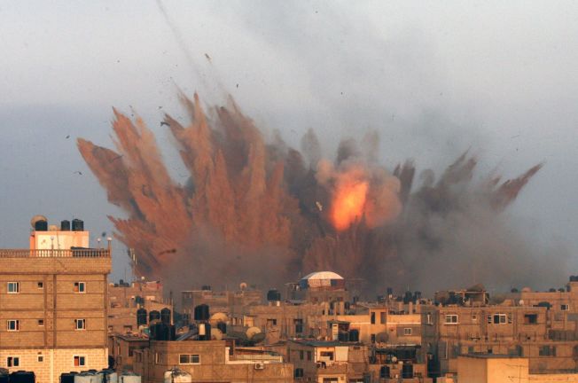 <p>BOMBEREGN: Bombene faller tett over Gaza. Hamas svarer med å skyte tilbake mot Israel. Ingen av partene vil gi seg.</p>