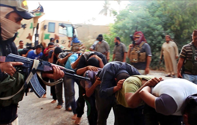 <P> BRUTAL THE JOURNEY: Here is a picture from a milli Supervisory website where IS-soldiers holding Iraqi soldiers captured after they took over a military base in Tikrit. The image is deployed in mid-June. </ P>