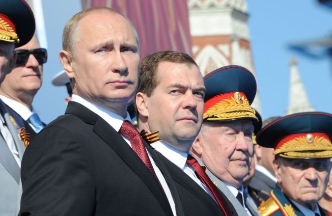 SER MOT VEST: Russlands president Vladimir Putin og statsminister Dimitrij Medvedjev hyllet militæret under paraden på Seiersdagen 9. mai.