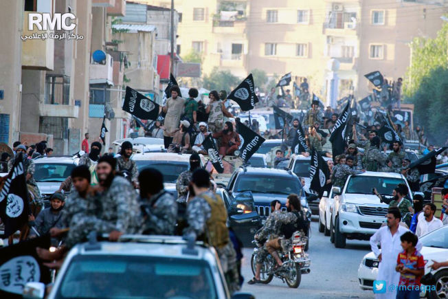 PÅ FREMMARSJ: Ekstreme islamister fra terrorgruppen IS feiret beseiringen av den syriske byen Raqqa tidligere i sommer.