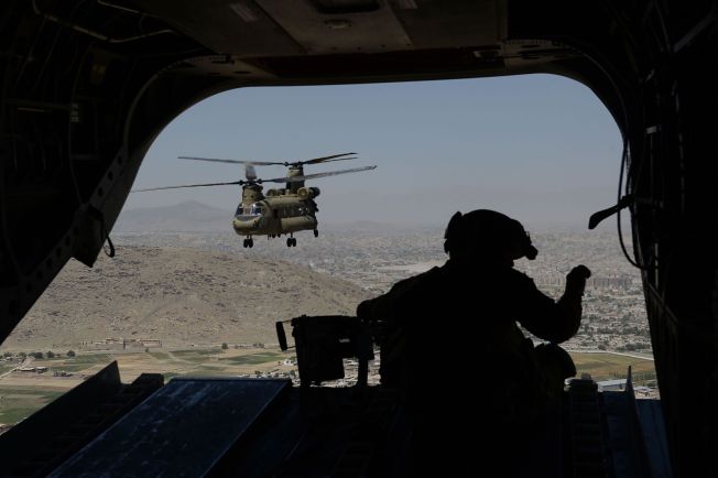 NATO-KRIG: Amerikanske helikoptre i den NATO-ledede ISAF-styrken i Afghanistan flyr over Gardez-distriktet i Paktia-provinsen i august. Alle kampstyrker skal være ute av landet innen året er slutt, men amerikanske spesialstyrker skal fortsatt være i landet for å fortsette å kjempe mot al-Qaida.
