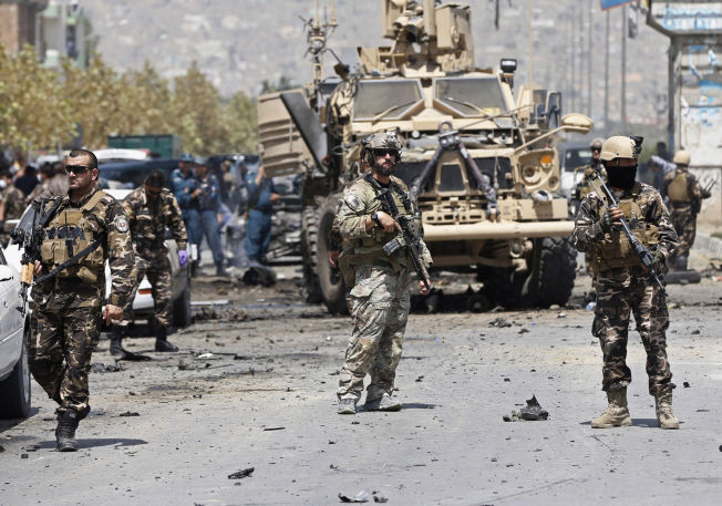 LANGVARIG: Amerikanske NATO-soldater sikrer åstedet for en bilbombe i Kabil 10. august. Minst fire sivile afghanere ble drept og flere titall skadet i angrepet.