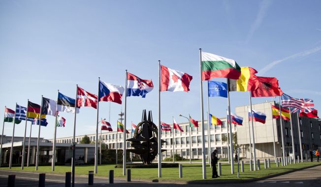 28 LAND: Flaggene til medlemsstatene i NATO vaier utenfor hovedkvarteret i Brussel.