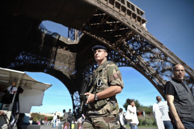 INDRE TRUSLER: En fransk soldat patruljerer ved Eiffeltårnet i Paris i forbindelse med en nasjonal terroralarm i 2010.