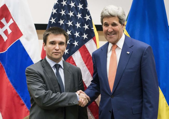 PARTNERE: USAs utenriksminister John Kerry hilser på sin ukrainske kollega Pavlo Klimkin under et møte i NATO-hovedkvarteret i juni i år.