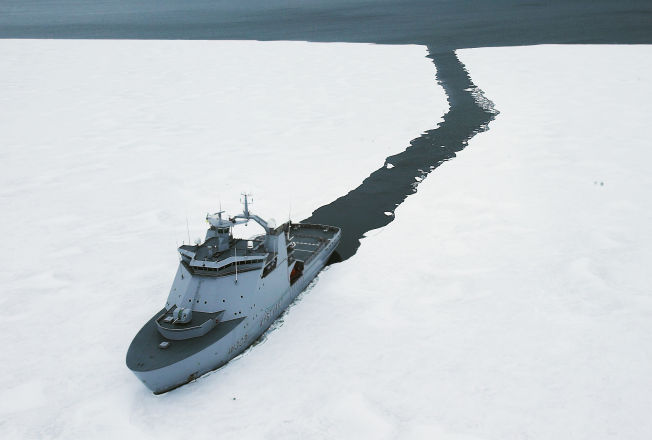 NORSKE INTERESSER: KV "Svalbard" bryter is i Korsfjorden på Svalbard. NATO har vist økende interesse for Nordområdene.