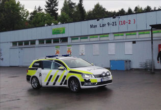 <p>MULIGE BEVIS: Tirsdag kveld gikk uniformet og sivilt politi til aksjon mot Lime-butikken på Ammerud i Oslo. De tok blant annet beslag i kasser med dokumenter.<br/></p>