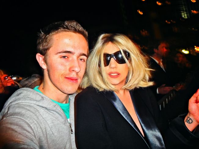 & lt; p & gt; BETTER TIMES: Lady Gaga outside Oslo Spektrum four & # xE5, years ago, when she also xE5 & #; took the time to fans, as Lars Kristian Mathisen here. Foto: PRIVATE & lt; / p & gt; 