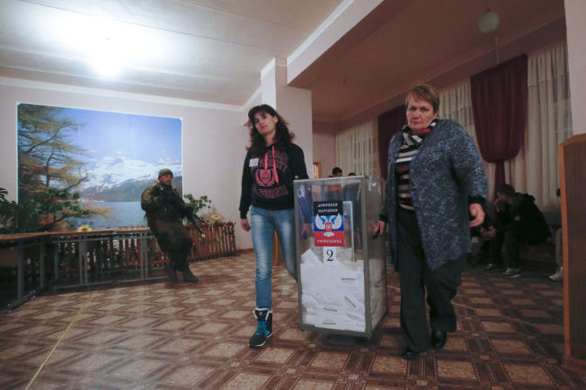 <p>Søndagens valg i de opprørskontrollerte områdene øst i Ukraina har vakt sinne i Kiev, som har svart med å oppheve loven som ga regionen et visst selvstyre. Bildet er fra et valglokale i Donetsk.</p><p/>