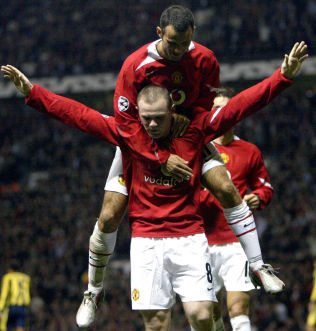 RÅSKAP: Wayne Rooney debuterte som 18-åring for Manchester United med tre scoringer mot Fenerbahce i Champions League i september 2004. Her hylles han av Ryan Giggs etter det andre målet. Ti år senere er Rooney i ferd med å bli en nøkkelmann på midtbanen for Manchester United.