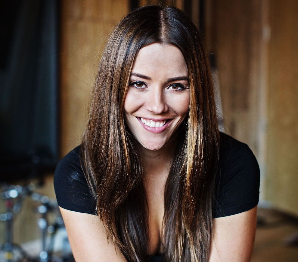 Marion elise ravn , better known as marion raven, is a norwegian singer and...