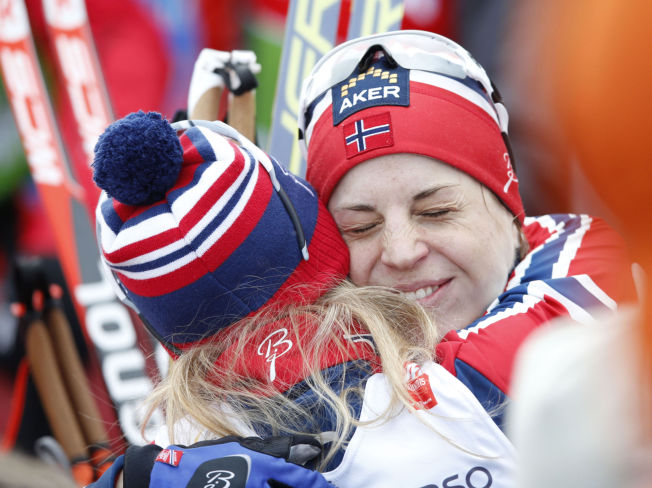  & lt; p & gt; GODKLEM: Therese Johaug (back to) and Astrid Uhrenholdt Jacobsen rejoice & # xE5; have succeeded with one common m & # xE5; l: Relay Gold. & lt; / p & gt; 