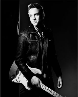  & lt; p & gt ; STRATOCASTER Paul Simmons (25) with his Fender Stratocaster. & lt; br / & gt; & lt; / p & gt; 