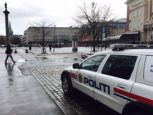 & lt; p & gt; BLOCKED OFF: Trondheim Torg n & # xE5; cordoned off and police are working with & # xE5; talk with witnesses to the incident. & lt; br / & gt; & lt; / p & gt;