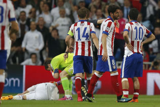BEGYNNELSEN PÅ SLUTTEN: Arda Turan (til høyre) blir utvist, Gabi og Raul Garcia fortviler, mens Iker Casillas holder seg for munnen for å skjule hva han sier til den liggende Sergio Ramos.
