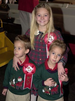 & lt; p & gt; S & # xD8; Skene: Madylin Sweeten in the middle, with Sawyer left and Sullivan to h & # XF8; swarm under Hollywood Christmas Parade in 2000. & lt; br / & gt; & lt; / p & gt;