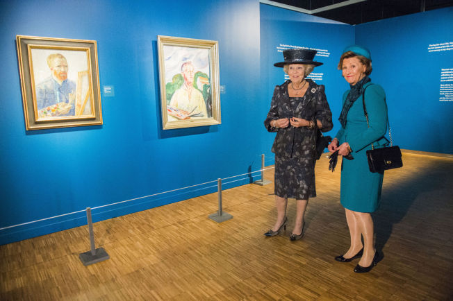  & lt; p & gt; admire IMAGES: Queen Sonja and Princess Beatrix received a private tour of the exhibition. Here st & # xE5; r the front artists' self-portraits. & lt; / p & gt; 