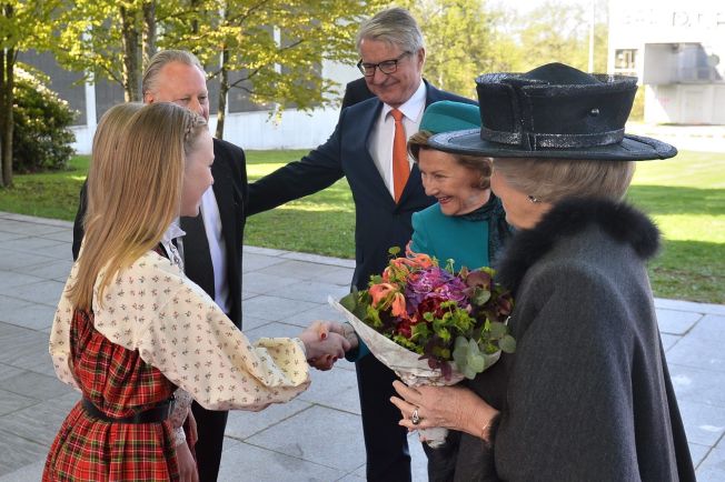  & lt; p & gt; flower-maidens, Queen Sonja and Princess Beatrix of the Netherlands was handed each bouquet of costume-clad girls outside the Munch Museum. & lt; / p & gt; 