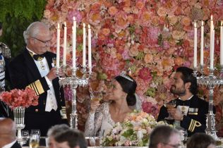  & lt; p & gt; & # VELKOMSTSK xc5; L: King Carl Gustaf sk & # xE5; laugh along with the couple in Vita Sea - hall where the wedding dinner held. & lt; br / & gt; & lt; / p & gt; 