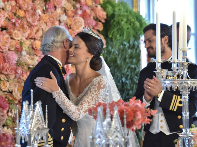  & lt; p & gt; TERMINALS: Here f & # xE5; r princess Sofia hug from his father in law, King Carl Gustaf after he gave a speech to the bride and groom l & # XF8; Saturday's evening. & lt; br / & gt; & lt; / p & gt; 