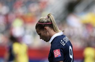  STAR SLAM: Eugenie Le Sommer, Ada Heger Bergs teammate in Lyon, had no good day against Colombia. 
