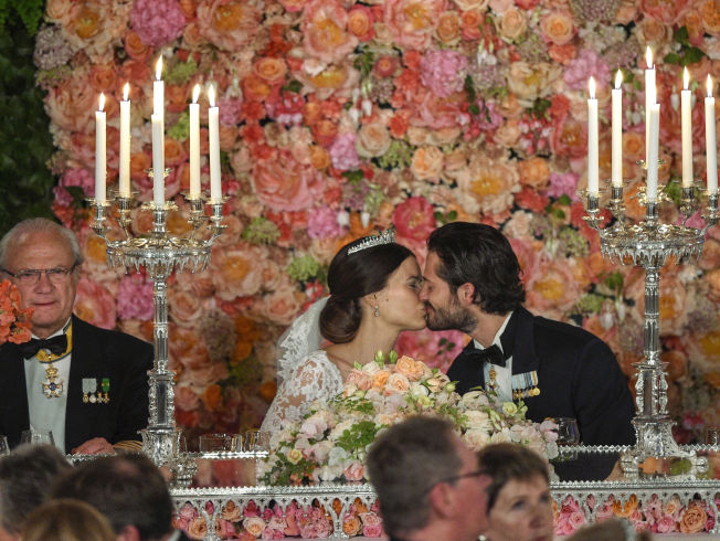 & lt; p & gt; KJ & # xC6; Excellent: Prince Carl Philip kisses Sofia after the speech till bride under bryllipsmiddagen in Vita Sea p & # xE5; the Royal Palace. & lt; / p & gt; 
