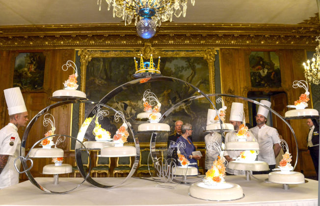  & lt ; p & gt; SPECIAL DESIGNED: Wedding cake was set up after dinner in Vita Sea. & lt; br / & gt; & lt; / p & gt; 