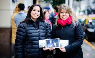 pVeronica Carmona (43) og Ana Ortega (42). VG mter og portretterer argentinske fans i Buenos Aires som jakter etter a-Ha.br//p