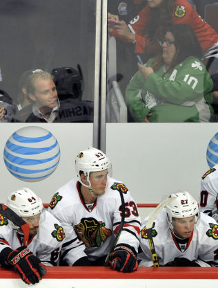  & lt; p & gt; POPULAR & # xC6; R: Patrick Kane (behind plexiglass left) is pictured by fans (right) during an internal moment with Chicago Blackhawks Monday five days ago in the United Center in Chicago. & lt; / p & gt; 