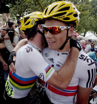  & lt; p & gt; former teammate: Here f & # xE5; s Edvald Boasson Hagen pinched by Mark Cavendish, both in Team Sky, after & # xE5; winning a leg during the 2012 edition of the Tour de France. & lt; / p & gt; 