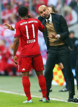 SOLID TILVEKST: Douglas Costa har vrt strlende i sesonginnledningen. Her fr han noen beskjeder av Pep Guardiola. Foto: GETTY IMAGES