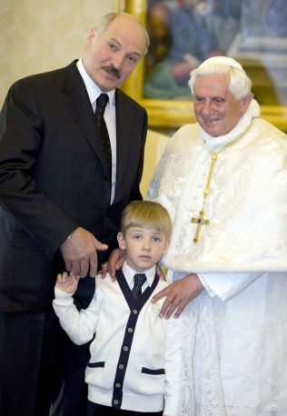 <p>PAVEMØTE: Nikolai fikk være med da faren Alexandr Lukasjenko møtte pave Benedict for seks år siden i april 2009.</p>