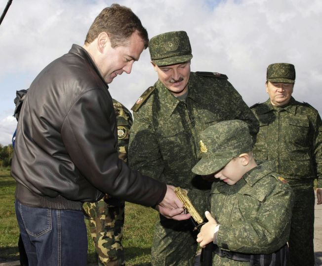 <p>GULLPISTOL: Russlands tidligere president Dmitrij Medvedev (t.v.) ga Nikolai en gullfarget lekepistol under en militærøvelse i Hviterussland i 2009.</p>