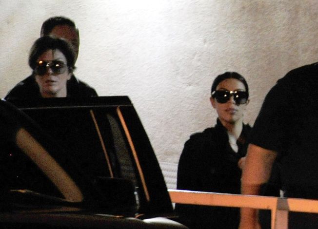 & lt; p & gt; FAMILIEBES & # xD8; K: Ex-wife's mother Kris Jenner (L) and Kim Kardashian p & # xE5; way out from Sunrise Hospital & amp; amp; Medical Center after a requested & # xF8; k at Lamar Odeon. & lt; br / & gt; & lt; / p & gt; 