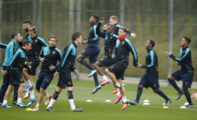 STR SAMMEN: - Vi har en sterk gruppe som holder sammen, sier Arsne Wenger om sine spillere. Her under dagens trening i London.