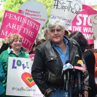  & lt; p & gt; Protesters: Jay Leno during an appeal he held in Beverly Hills last year for equal rights for women, gays and lesbians. & lt; / p & gt; 