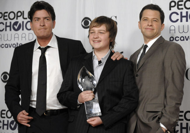 & lt; p & gt; SIGNATURE ROLE: fV: Charlie Sheen, Angus T. Jones and Jon Cryer with trophy & # xAB; Two and a Half Men & # xBB; won the People's Choice Awards for someone & # xE5; s back. & lt ; br / & gt; & lt; / p & gt; 