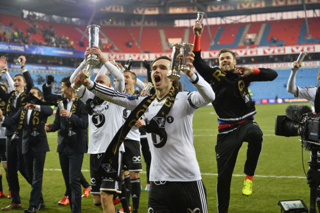  & lt; p & gt; POKAL FEST: RBK players celebrating with Royal Cup in front of their own fans p & # xE5; Ullevaal. Ole Kristian Selnes & # xE6 ; say front. Mikael Dorsin (left) and reserve goalkeeper Alexander Lund Hansen (right) & lt; br / & gt; & lt; / p & gt; 