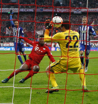 p2-0-MLET: Kingsley Coman skyter ball rett over hodet p Rune Jarstein og i ml etter 41 minutter./p