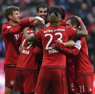 pSTJERNEGALLERI: Bayern Mnchen har feid all motstand av banen i Bundesligaen denne sesongen. Her feirer spillerne Kingsley Comans 2-0-scoring rett fr pause./p