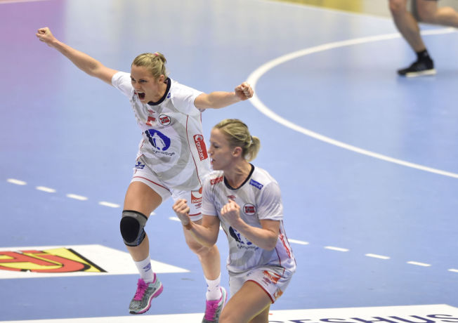  & lt; p & gt; settled in extra time: Ida Alstad (left) and Heidi L & # xF8; ke cheer for one of the & # xE5; eight goals scored in extra-time against Romania. & lt; / p & gt; 