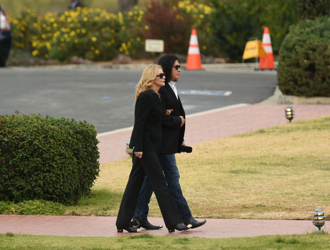 & lt; p & gt; HONOURED LEMMY: Kiss bassist Gene Simmons, with his wife & # xA0; Shannon Lee Tweed. Foto: WENN & lt; / p & gt;