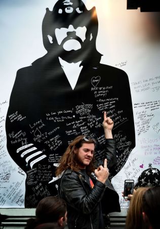  & lt; p & gt; FANS goodbyes: Lemmy supporters gathered & # xE5; shelf rocker while funeral p & # xE5; went. Here from Lemmy haunt Rainbow Bar p & # xE5 ; Los Angeles' Sun Strip. Photo: AFP & lt; br / & gt; & lt; / p & gt; 