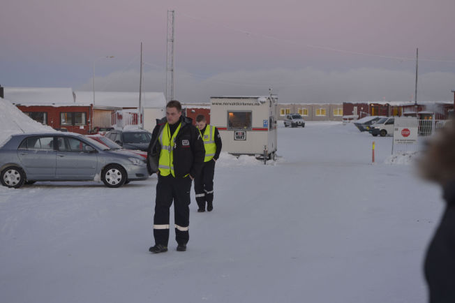  & lt; p & gt ; P & # xc5; PLACE:  guards are outside the arrival center in Kirkenes.  & lt; / p & gt; 