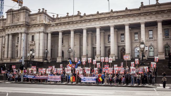 <p>NORSKE FLAGG: Demonstrasjonen fant sted utenfor parlamentsbygningen i Melbourne.</p>